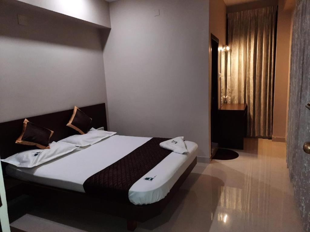 Hotel Aiba Regency Коимбаторе Екстериор снимка