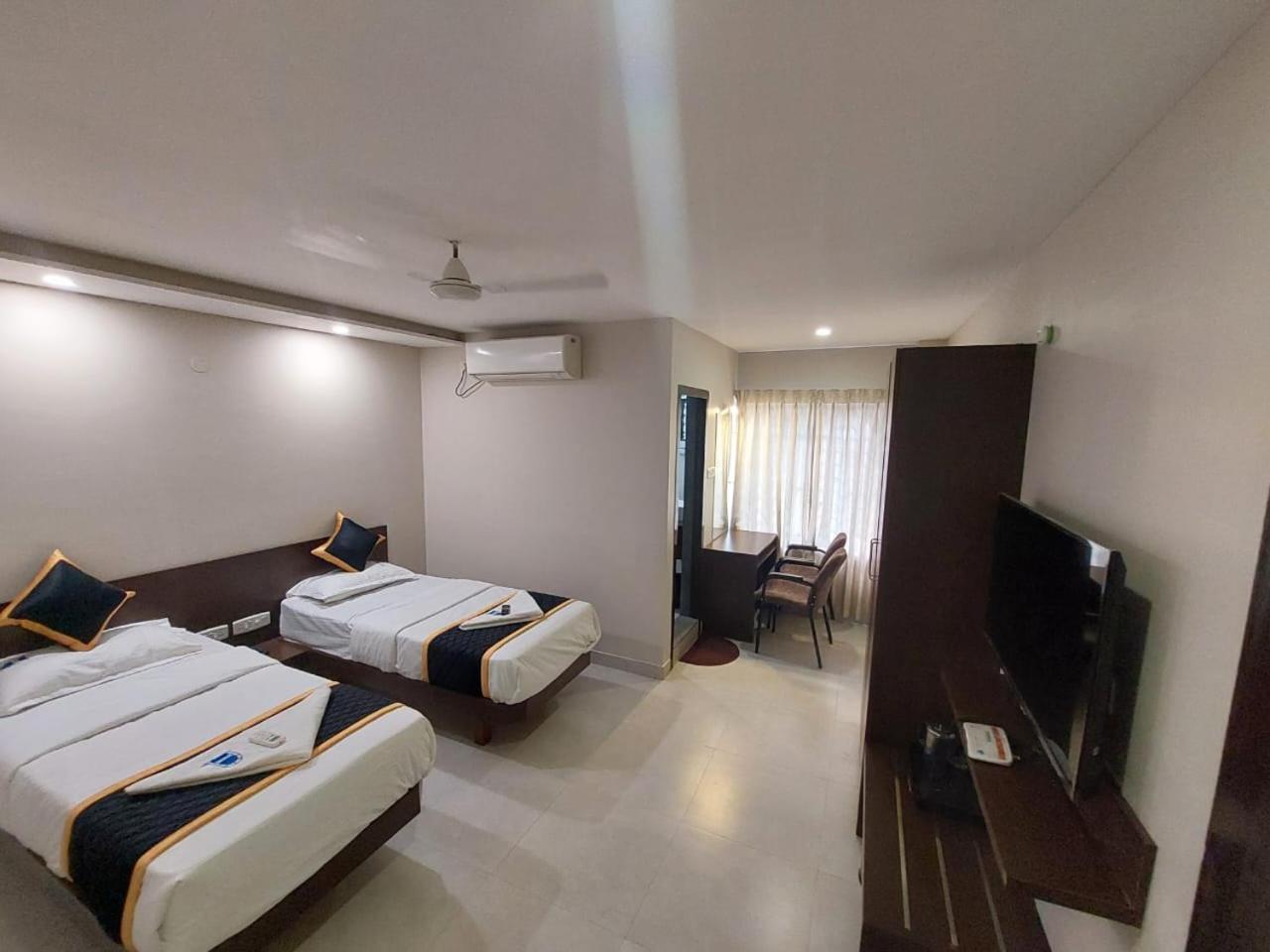 Hotel Aiba Regency Коимбаторе Екстериор снимка