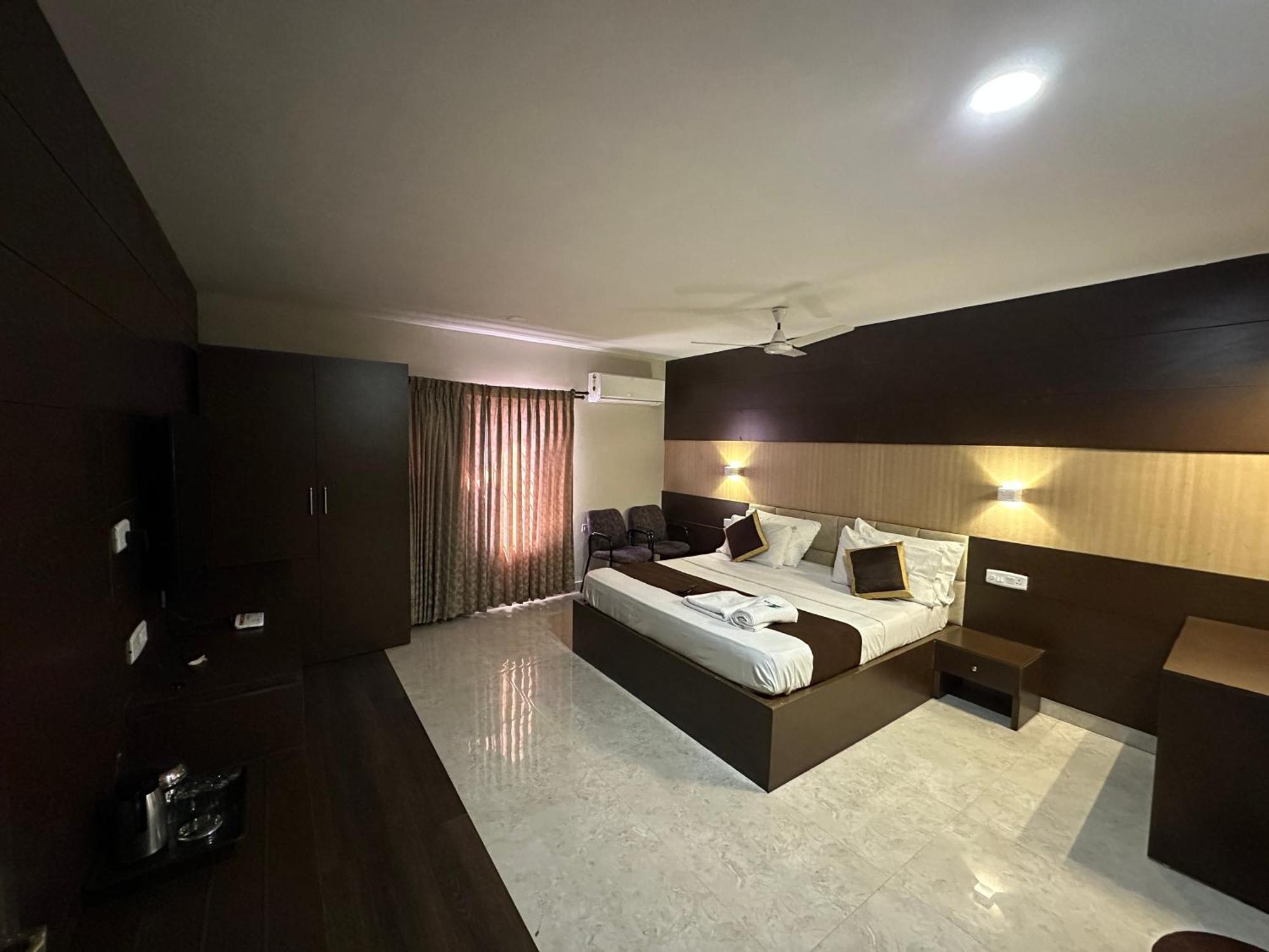 Hotel Aiba Regency Коимбаторе Екстериор снимка
