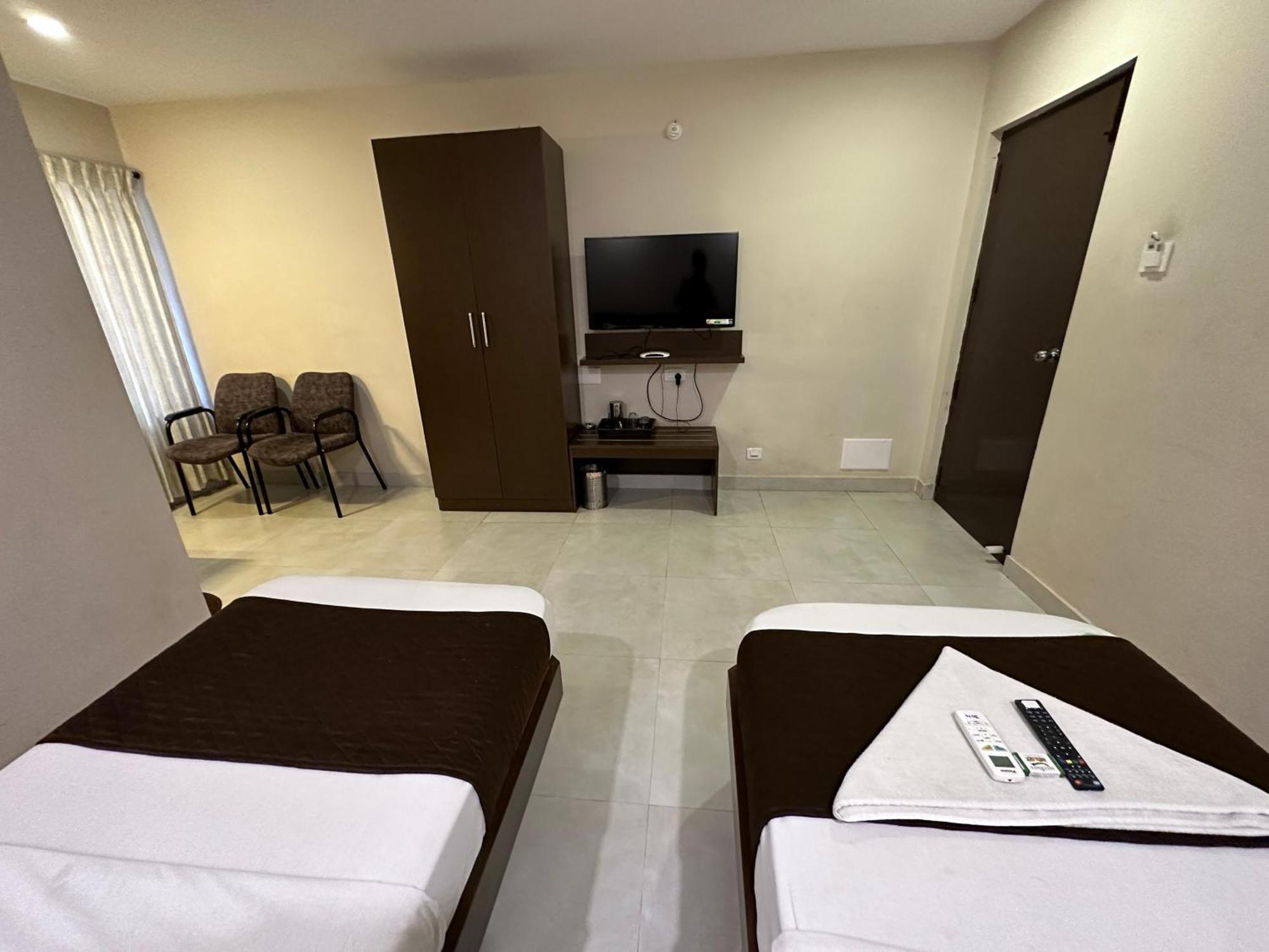 Hotel Aiba Regency Коимбаторе Екстериор снимка