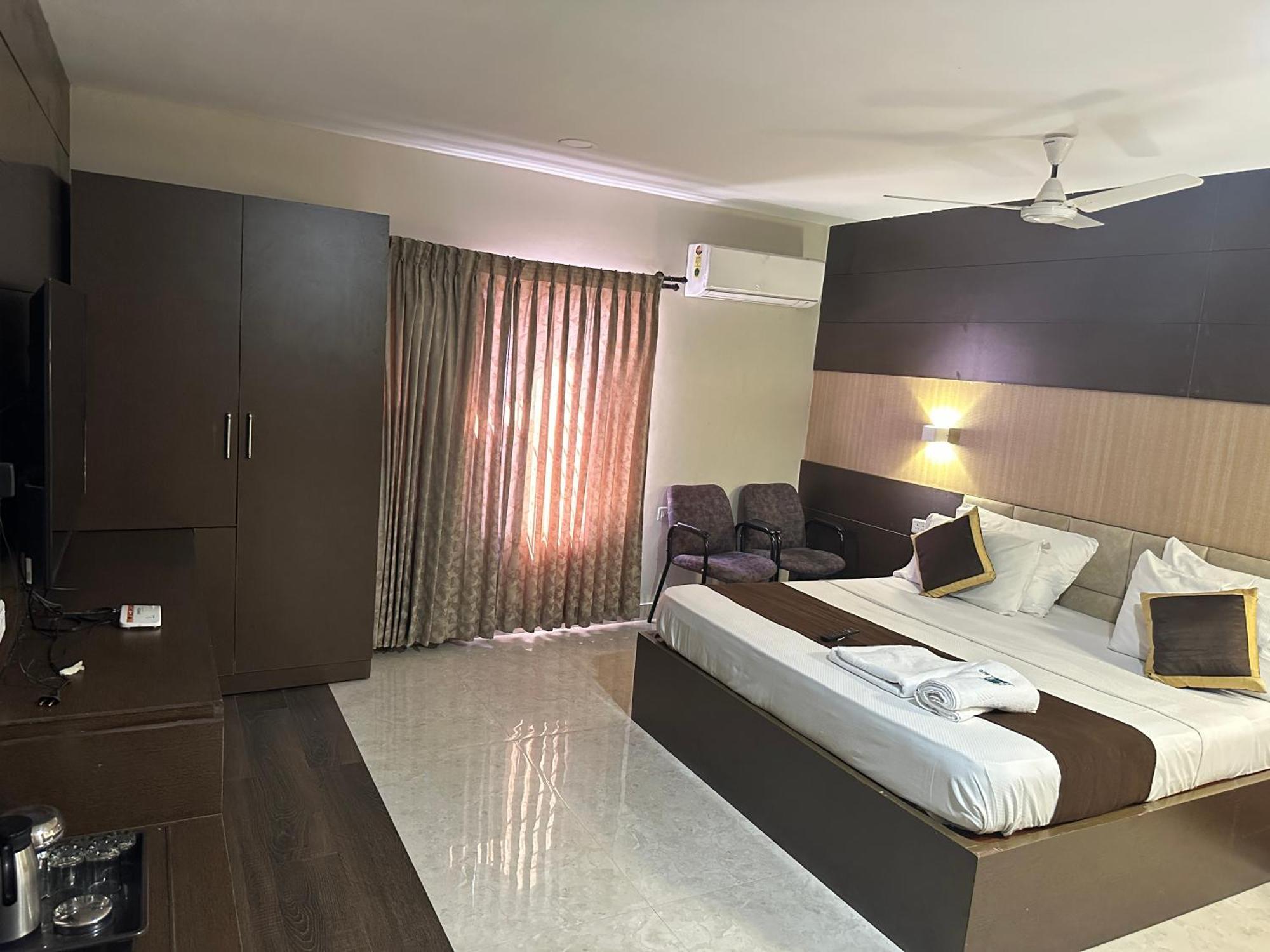 Hotel Aiba Regency Коимбаторе Екстериор снимка
